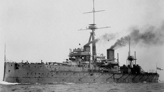 Recese století: Anglické námořnictvo naivně předvedlo svou chloubu falešnému princi. Stačil turban a líčidla