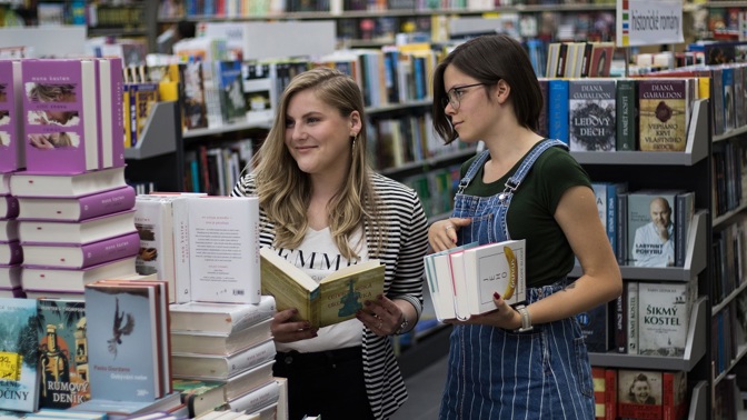 V obchodním centru Šestka zahájila provoz nová prodejna Knihy Dobrovský, zatím bude sloužit jako výdejna objednávek z eshopu