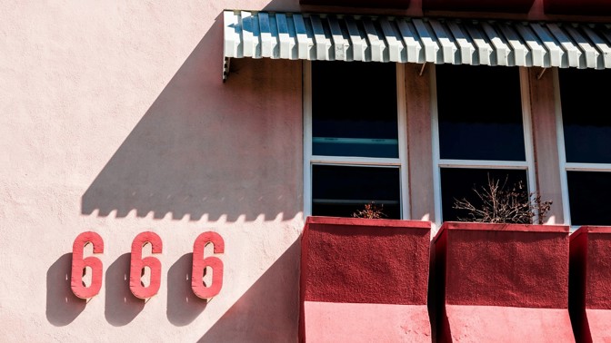 Tajemství čísla 666: Najdeme ďábla ve jménech diktátorů i v čárových kódech potravin?