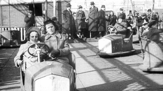 Autodrom patří k poutím již dávno. I poválečná doba přinášela návštěvníkům Matějské tuhle radost