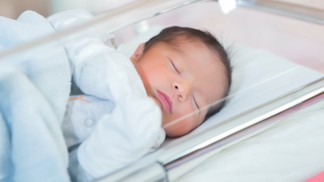 Nahý zázrak zabalený do deky. Do babyboxu v Kolíně někdo odložil první letošní miminko