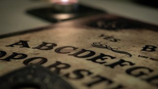 Spiritistická tabulka Ouija: Prodává se jako hračka, teenagery ale dohání k sebevraždě
