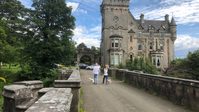 Na Ovetroun Bridge raději svoje psy neberte - a nebo jen na vodítku...