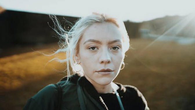 Julie (26): V dětství jsme se s kamarádkou z legrace pokrevně spojily. Od té doby, co zemřela, jsem měla děsivé sny