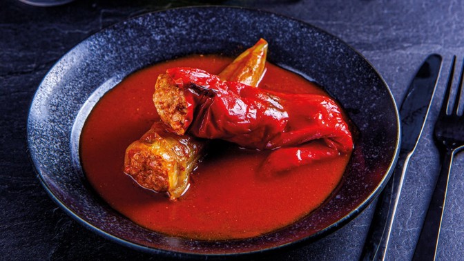 Plněné papriky v rajské omáčce: Balkánská pochoutka s moravskou přílohou