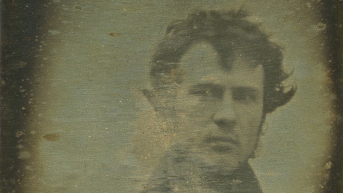 Robert Cornelius pořídil první selfie v historii. Psal se rok 1839 a určitě netušil, jak běžná bude taková metoda fotografování v budoucnosti