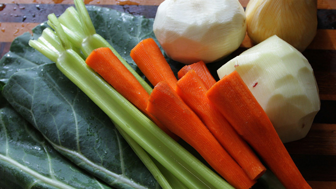 Nevíte, co se zbytky zeleniny? Připravte si domácí polévkové koření na míru