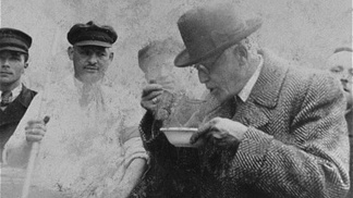 Šéfem židovské rady v Lodži byl Mordechaj Chaim Rumkowski. Jedni ho mají za hrdinu, který se snažil Židy zachránit, jiní o něm mluví jako o kolaborantovi. Jak to bylo doopravdy? 