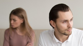 Adam (31): Z partnerky se stává zombie. Nemyje se, páchne a její nehty mě v noci řežou