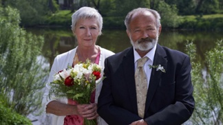 Vlastimil Pešek a Amálka se sešli až ve vyšším věku, ale to vůbec neznamená, že by nebyli schopni se sžít jako pár, který se zná od mládí. Svatbu uspořádali tak, jak si přáli - v přírodě, kterou oba dva milují. 