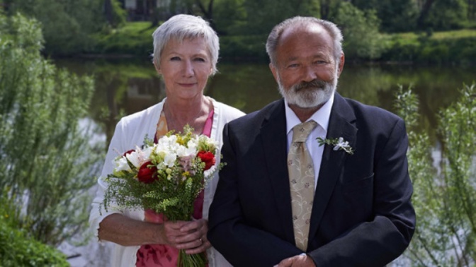 Vlastimil Pešek a Amálka se sešli až ve vyšším věku, ale to vůbec neznamená, že by nebyli schopni se sžít jako pár, který se zná od mládí. Svatbu uspořádali tak, jak si přáli - v přírodě, kterou oba dva milují. 