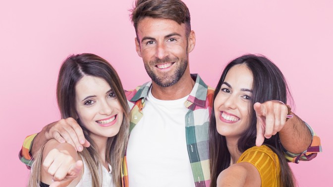 dvě ženy a muž, přátelé