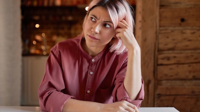 Monika (26): Matka se po padesátce zbláznila, dělá věci, ze kterých se mi zvedá žaludek