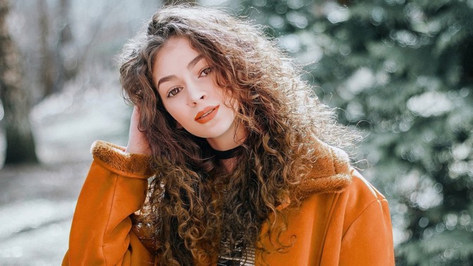 Krásné vlasy za pár minut: Nejlepší vychytávky a účesy, které zvládnete raz dva sama doma