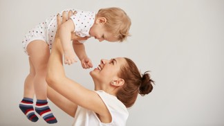 Mladá maminka si hraje s dítětem