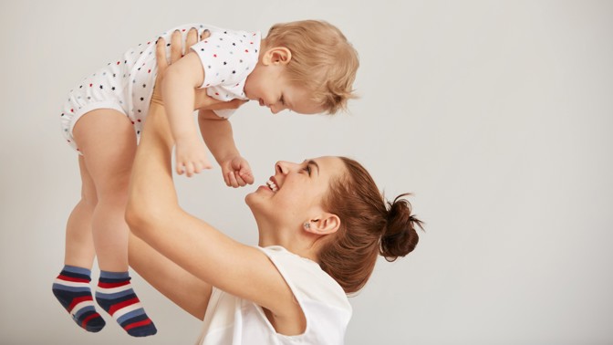 Mladá maminka si hraje s dítětem