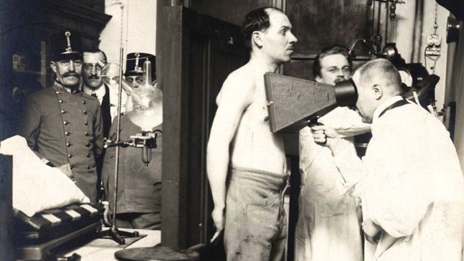 Španělská chřipka zabila víc lidí než první světová válka. Lékaři doporučovali pití alkoholu