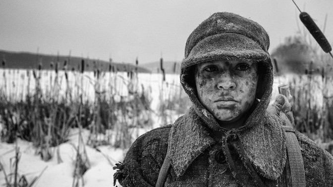 Nabarvené ptáče: Z těchto scén vám zatrne, film zobrazuje brutální znásilnění lahví i pohřbení zaživa