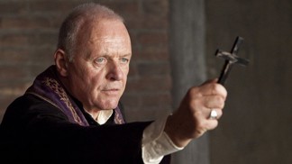 Skutečné pozadí hororu Obřad s Anthony Hopkinsem: Otce Thomase ke kněžství přivedla touha po exorcismu