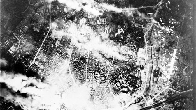 Děsivé fotografie z bombardování Tokia: Všude ležely ohořelé mrtvoly
