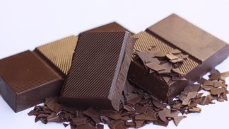 Nové čokolády prémiové řady Tesco Finest. Z šesti nových příchutí si vyberou všichni její milovníci