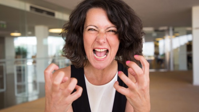 Helena (44): Sousedka se rozvedla a teď je u nás pečená vařená. Poslední věc, kterou udělala, byla vážně přes čáru