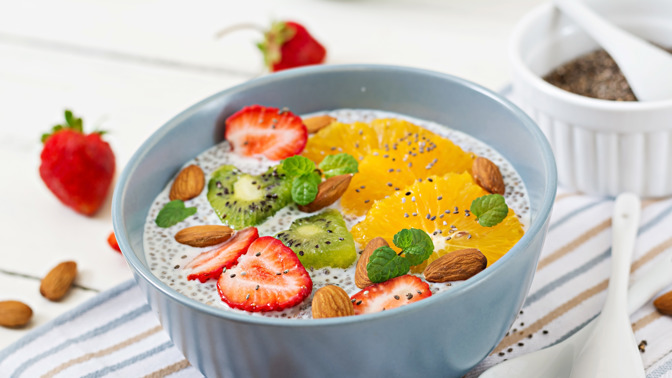 Chia pudink s ovocem a zakysanou smetanou jako z Prostřena: Snadný recept do 30 minut