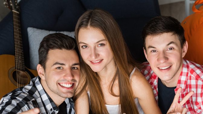 Anežka (28): Dva kolegové se do mě zamilovali. Nechci ztratit ani jednoho. Nevím, co mám dělat