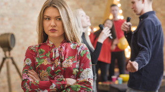Alena (25): Přátelé mě z naprosto bizarního důvodu vyloučili z party. Asi si budu muset najít chlapa
