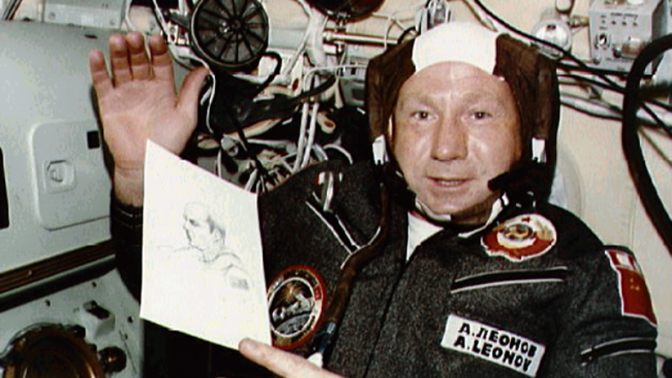 Alexej Leonov při svém druhém letu do vesmíru. I ten byl výjimečný - na oběžné dráze se Sojuz 19 spojil a americkým Apollem... 