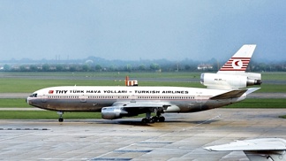 V okamžiku, kdy vznikl tento snímek, nemohl nikdo ještě tušit, že se právě tento stroj stane smrtícím nástrojem pro 346 lidí na palubě... 