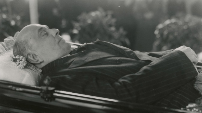 Velké diskuse tehdy vyvolala kytička sněženek u Masarykovy hlavy. Podle svědků ale nešlo o nic jiného, než drobný dárek na rozloučenou