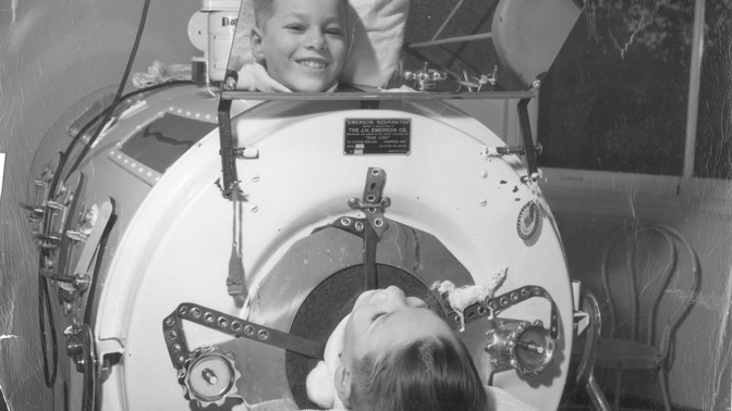 Těžký život dětí s obrnou: Před objevením vakcíny za ně musely dýchat železné plíce