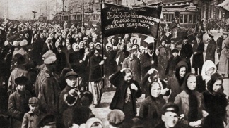 Oslavy MDŽ ve světě dříve a dnes: Boj za ženská práva, rudé karafiáty v Československu i mimózy pro Italky