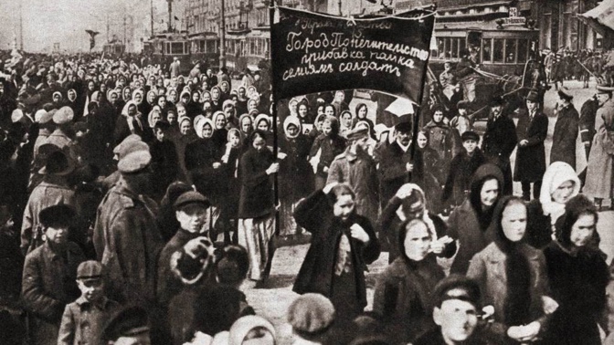Snímek z demonstrace za chléb a mír, kterou uspořádaly petrohradské ženy 23. února (8. března) roku 1917. Zahájily tak revoluci, která svrhla cara a ženám zajistila volební právo