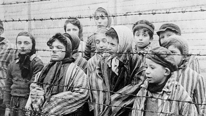 Ikonický záběr dětí v koncentračním táboře Osvětim (Auschwitz-Birkenau) pořídil při jeho osvobození 27. ledna 1945 kameraman filmového štábu Rudé armády Alexander Voroncov.