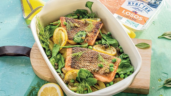 Pečený losos na hrášku a špenátu: Zdravý oběd, který máte hotový raz dva