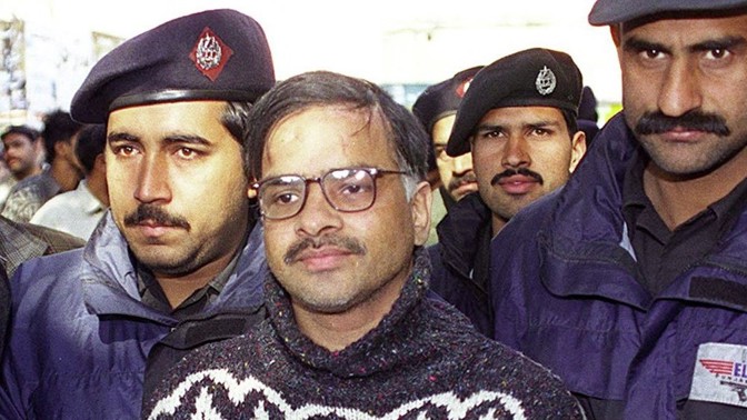 Pákistánský šílenec Javed Iqbal: Soudce nařídil, aby jej uškrtili, rozřezali na sto kousků a rozpustili v kyselině