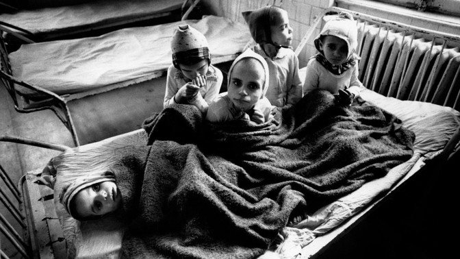 Neuvěřitelná hrůza Ceausescových sirotčinců: Podvyživené děti bez péče, hygieny a hraček