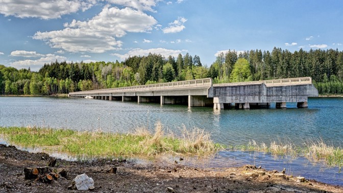 Hitlerův nedokončený most u Borovska: Záhadná stavba končí uprostřed vodní nádrže Švihov