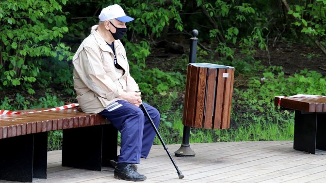 Senioři v době covidu: Umírají jim kamarádi, smrt je pro ně blíž a zaplavuje je bezmoc, říkají pracovníci Života 90