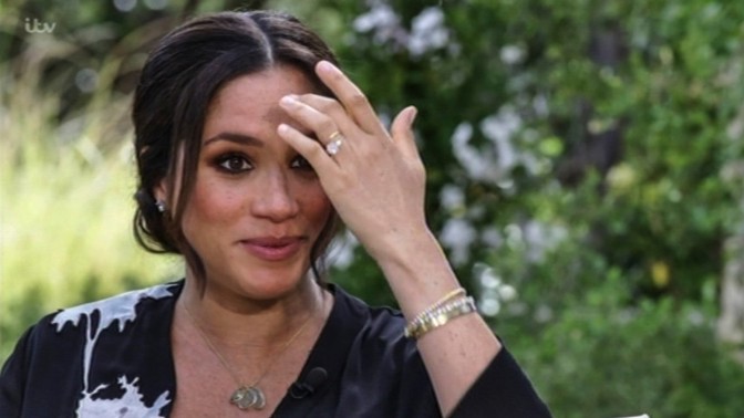 Meghan Markle oblékla při rozhovoru s Oprah Winfrey, šaty od Armaniho a šperky se skrytým významem.