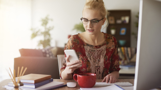 Co nosit na home office? Inspirujte se elegantními a pohodlnými kousky, se kterými vás žádný videohovor nezaskočí