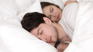 Filip (32): Přítelkyně má tak živé sny, že se mě jednou v noci pokusila uškrtit. Začínám se jí bát