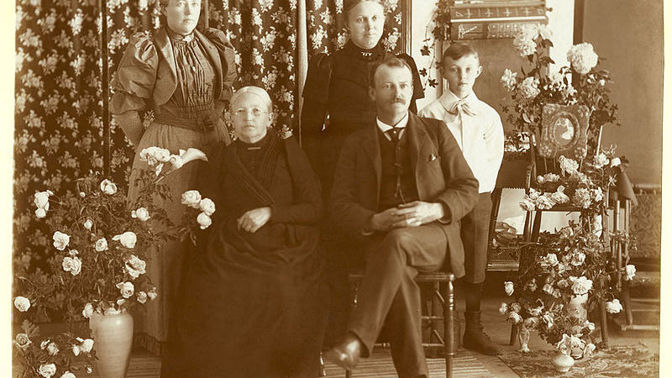 Historie posmrtných fotografií: Snímky z časů, kdy mrtví vypadali jako živí