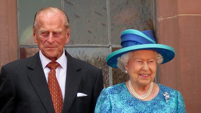 Ani současná anglická královna Alžběta II. a její manžel princ Filip nejsou tak docela z odlišných rodů. Pojí je vzdálenější příbuznost, jak už to u šlechtických rodů bývá