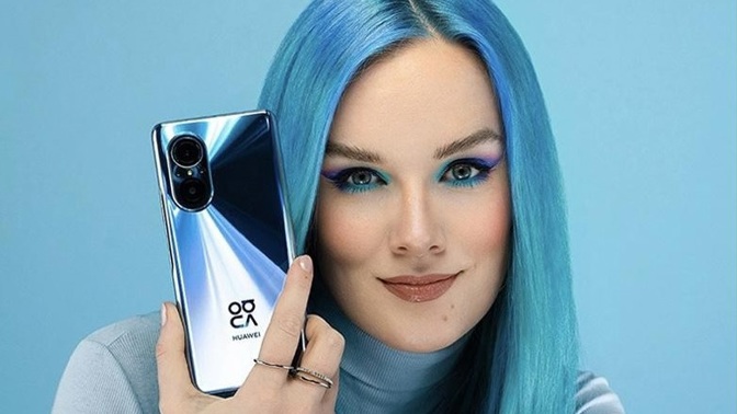 Dokonalý make-up nebo plně nabitý telefon? Huawei nova 9 SE se postavil výzvě s Miou Křížkovou
