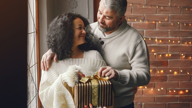 Andrea (47): Odhalila jsem manželovu tajnou skrýš. Už je mi jasné, proč mi kupoval drahé dárky