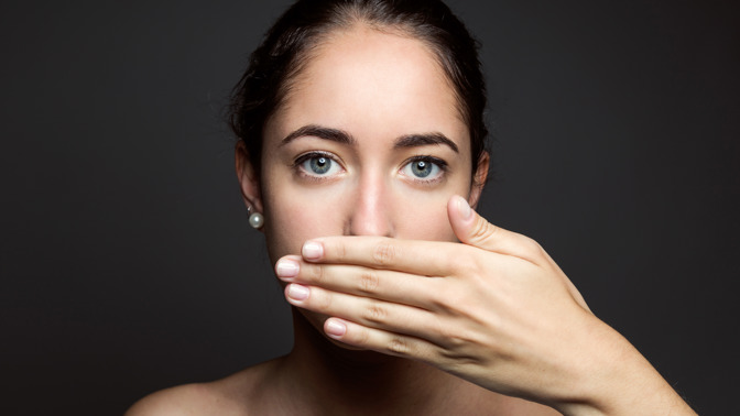 Zápach z úst není jen kosmetická vada. Může znamenat i tyto vážné problémy