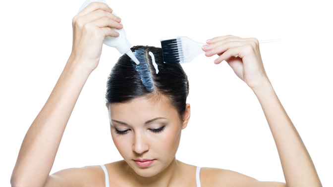 Chcete si obarvit vlasy doma? Dejte si pozor nejen na výběr odstínu